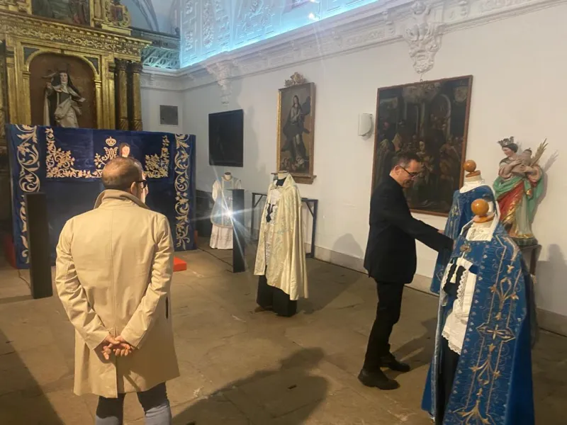"Sin pecado": una exposición del ajuar de la Inmaculada en el corazón de La Milla Románica