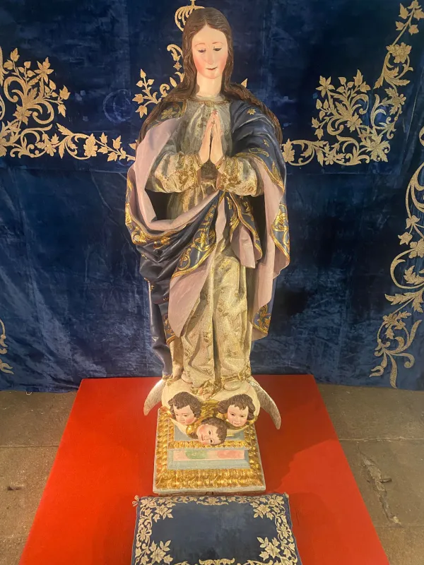 "Sin pecado": una exposición del ajuar de la Inmaculada en el corazón de La Milla Románica
