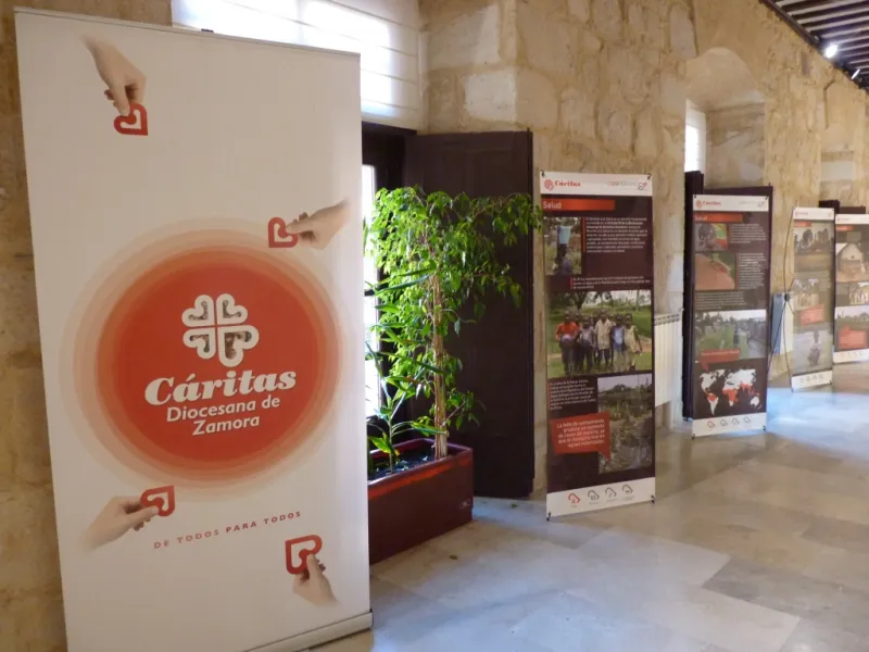Exposición "Cooperando, una sola familia"
