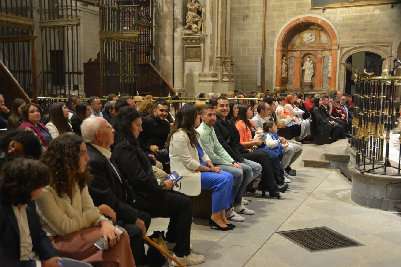 Un grupo de adultos reciben el bautismo y la confirmación