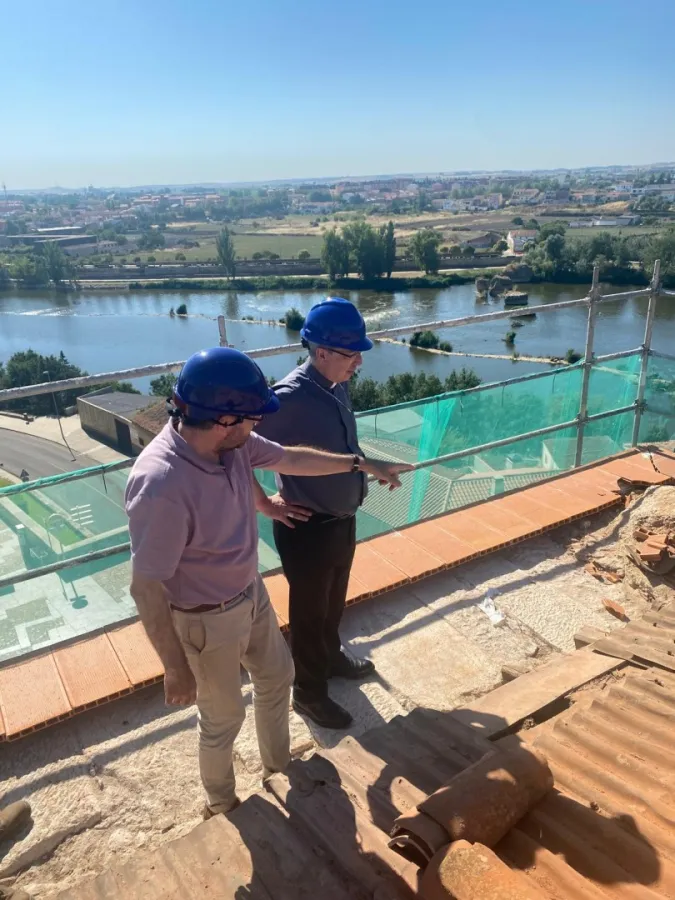 El obispo visita las obras en las cubiertas del Palacio Episcopal