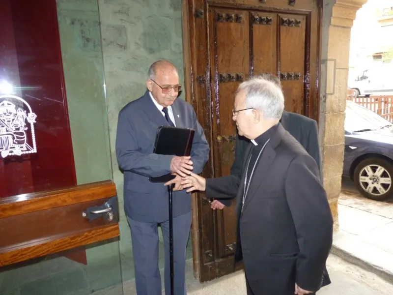 El obispo saluda a D. Benito Peláez