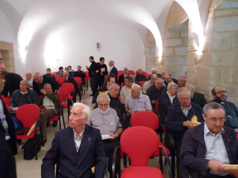 Los presbiteros esperan al comienzo de la conferencia