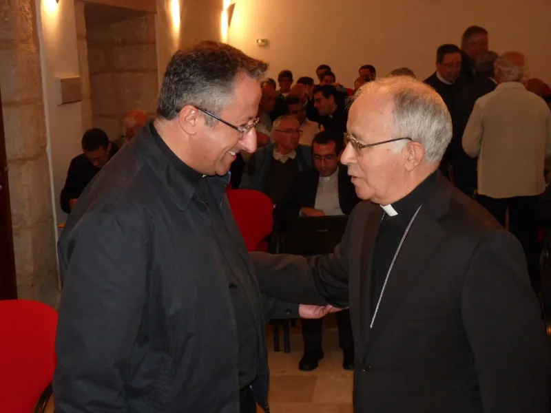 D. Gregorio saluda a D. Santiago Bohigues, ponente de la conferencia