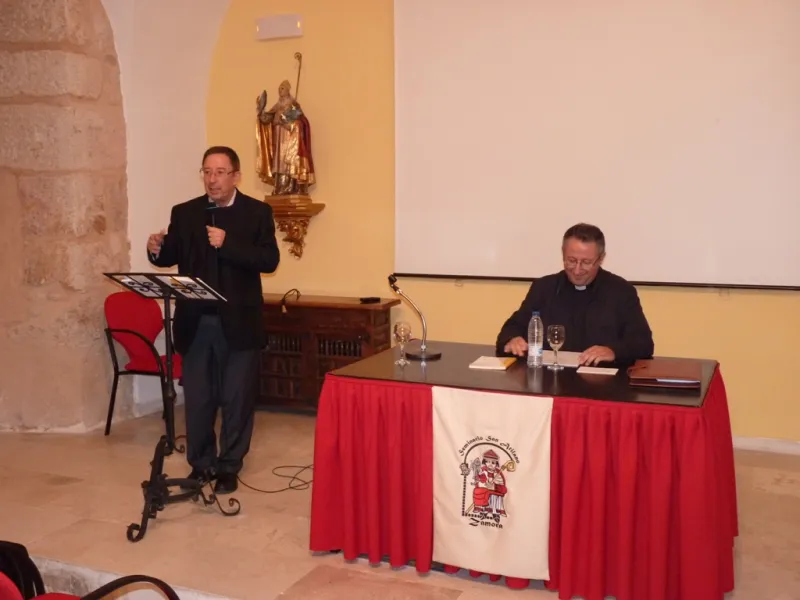 D. Luis-Miguel Rodríguez presenta la conferencia