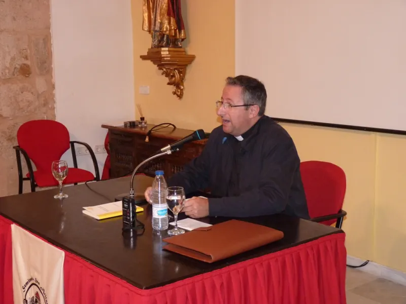 D. Santiago Bohigues en plena conferencia