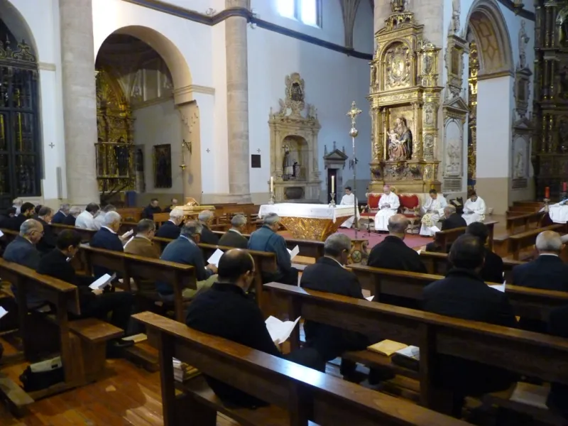 Los sacerdotes, reunidos en oración