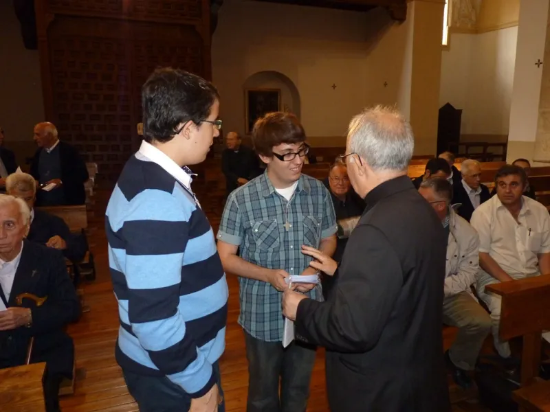 El obispo con dos seminaristas