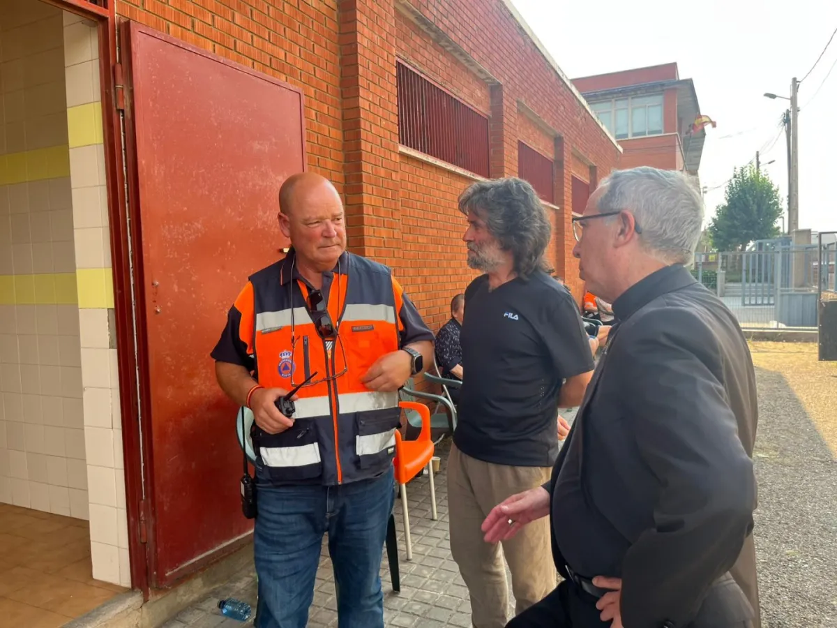 Fernando Valera visita junto al párroco de la zona afectada a los desplazados por culpa del incendio