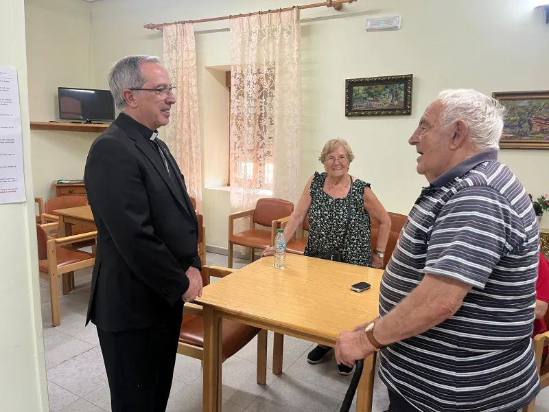 Fernando Valera visita junto al párroco de la zona afectada a los desplazados por culpa del incendio