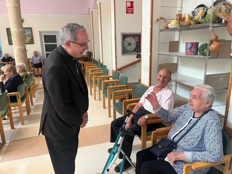 Fernando Valera visita junto al párroco de la zona afectada a los desplazados por culpa del incendio