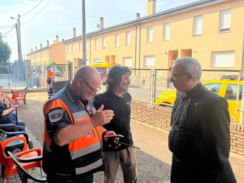 Fernando Valera visita junto al párroco de la zona afectada a los desplazados por culpa del incendio