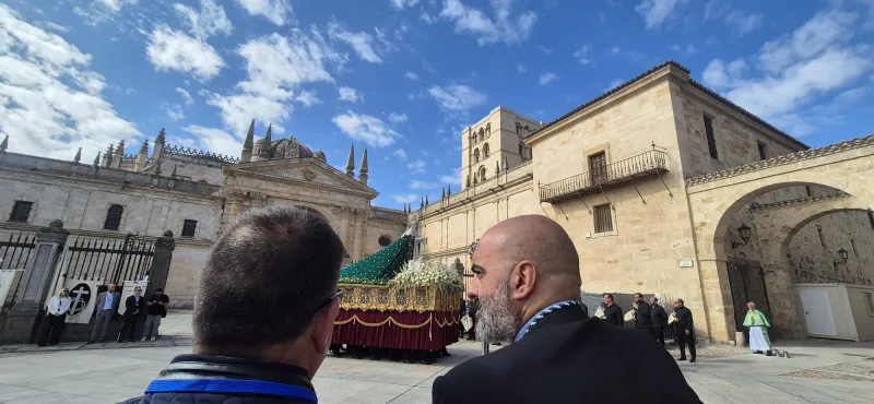 El atrio de la catedral se llena para celebrar el Jubileo de las Cofradías