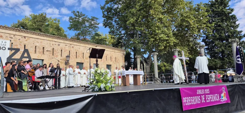 El atrio de la catedral se llena para celebrar el Jubileo de las Cofradías