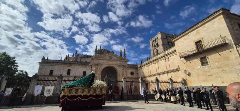 El atrio de la catedral se llena para celebrar el Jubileo de las Cofradías