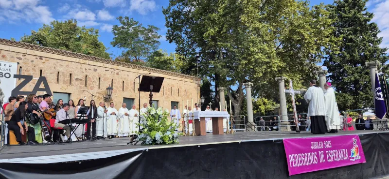 El atrio de la catedral se llena para celebrar el Jubileo de las Cofradías