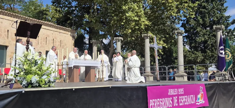 El atrio de la catedral se llena para celebrar el Jubileo de las Cofradías