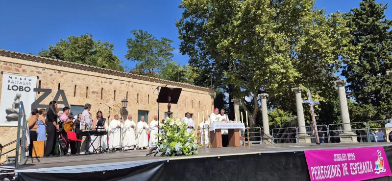 El atrio de la catedral se llena para celebrar el Jubileo de las Cofradías