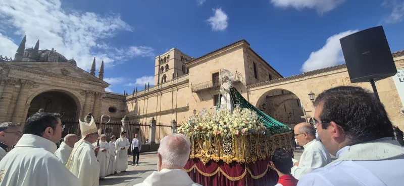 El atrio de la catedral se llena para celebrar el Jubileo de las Cofradías