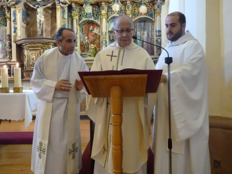 Eucaristía y unción en la iglesia de Villarrín