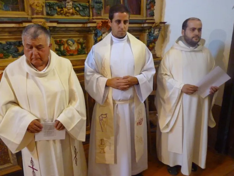 Eucaristía y unción en la iglesia de Villarrín