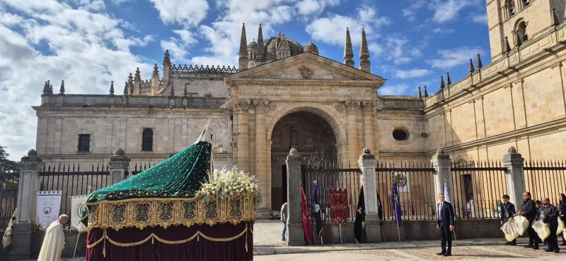 El atrio de la catedral se llena para celebrar el Jubileo de las Cofradías