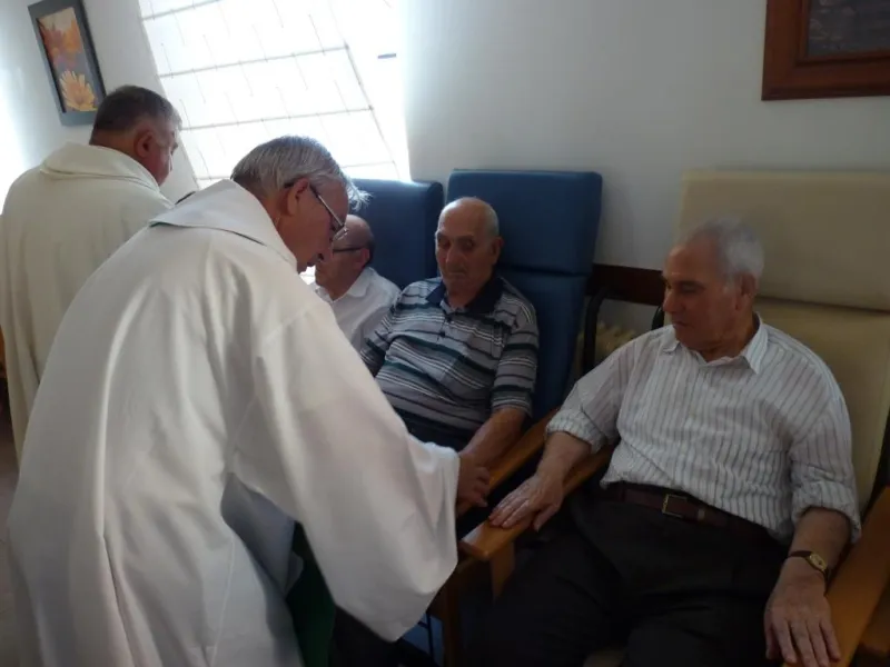Unción de enfermos en la Residencia de Villarrín