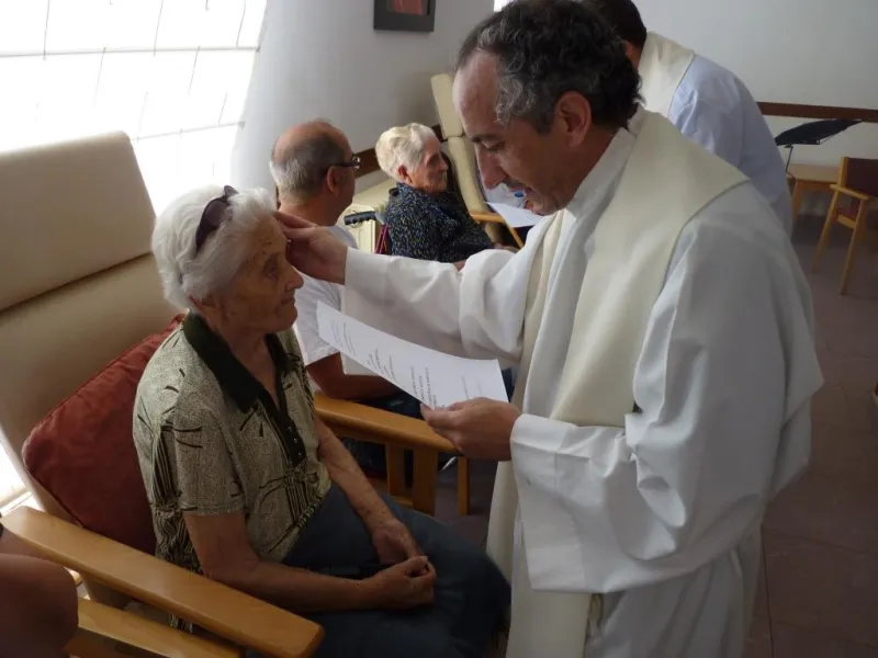 Unción de enfermos en la Residencia de Villarrín