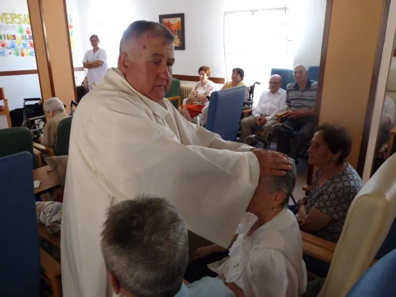 Unción de enfermos en la Residencia de Villarrín