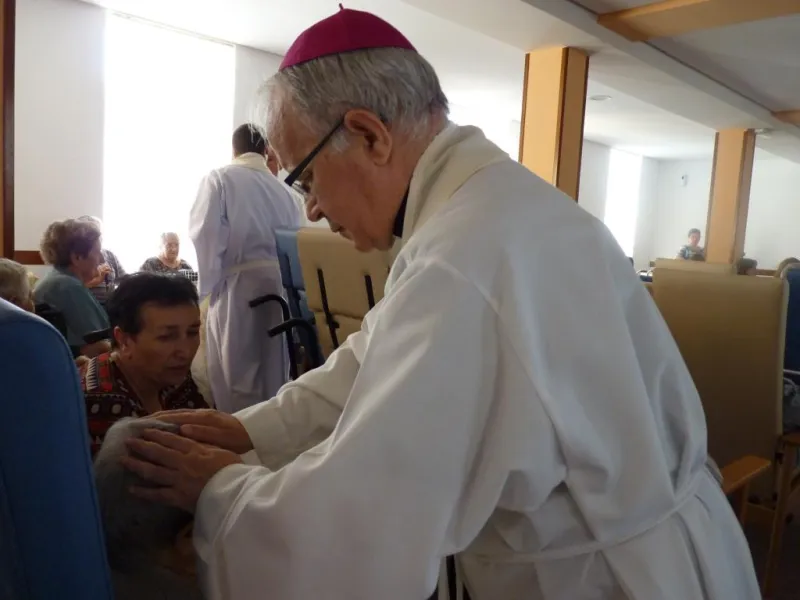 Unción de enfermos en la Residencia de Villarrín