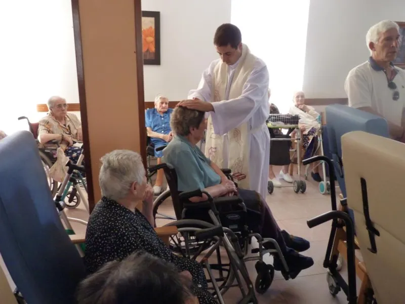 Unción de enfermos en la Residencia de Villarrín