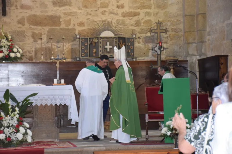 El obispo en Fermoselle tras el incendio