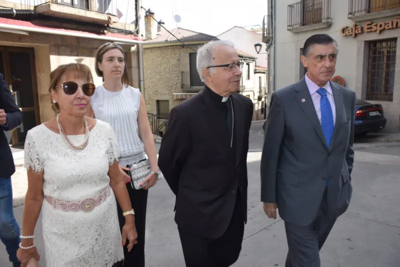 El obispo en Fermoselle tras el incendio