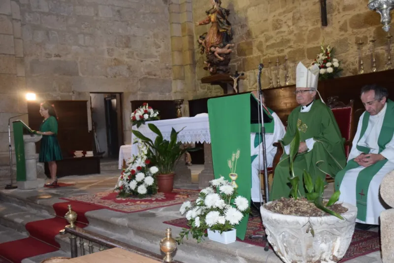 El obispo en Fermoselle tras el incendio
