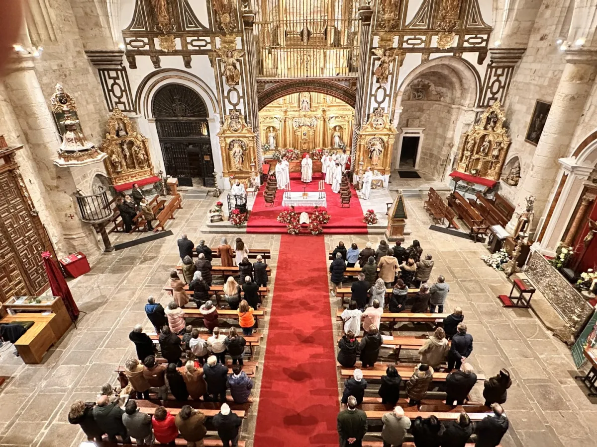 La iglesia de San Ildefonso acoge la Misa del Gallo con una llamada a la esperanza cristiana