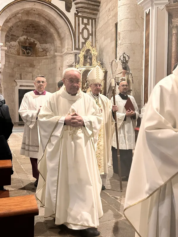 La iglesia de San Ildefonso acoge la Misa del Gallo con una llamada a la esperanza cristiana