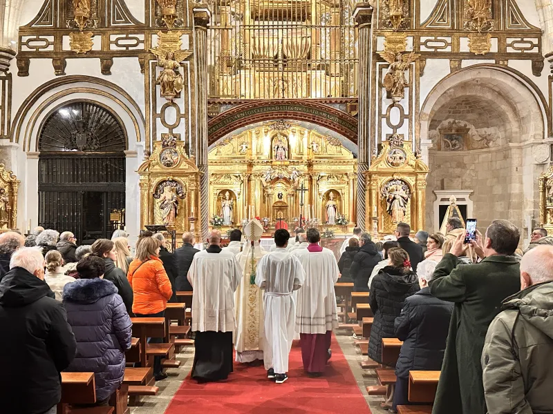 La iglesia de San Ildefonso acoge la Misa del Gallo con una llamada a la esperanza cristiana