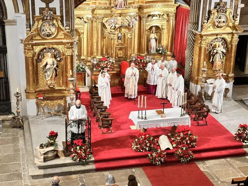 La iglesia de San Ildefonso acoge la Misa del Gallo con una llamada a la esperanza cristiana