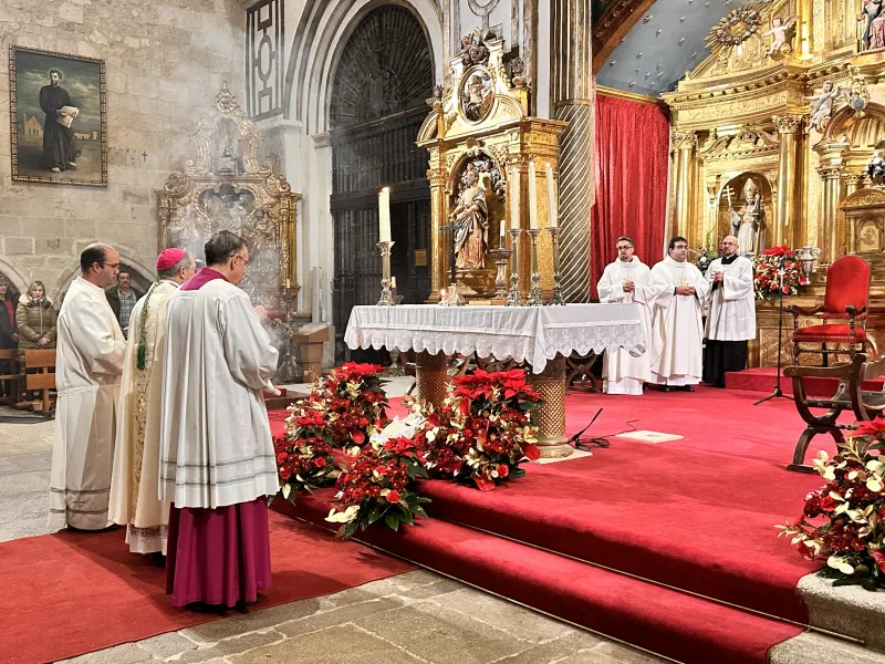 La iglesia de San Ildefonso acoge la Misa del Gallo con una llamada a la esperanza cristiana