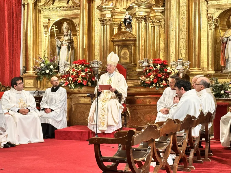 La iglesia de San Ildefonso acoge la Misa del Gallo con una llamada a la esperanza cristiana