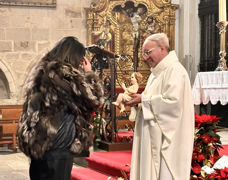 La iglesia de San Ildefonso acoge la Misa del Gallo con una llamada a la esperanza cristiana