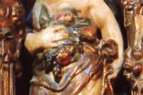 Niño cargado con frutas de Almeida de Sayago