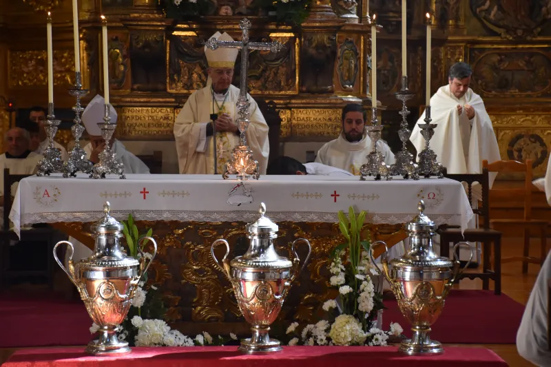 La iglesia de San Andrés reúne al presbiterio zamorano en torno a la Misa Crismal
