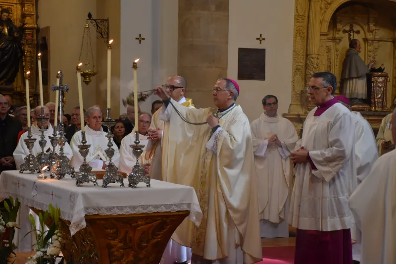 La iglesia de San Andrés reúne al presbiterio zamorano en torno a la Misa Crismal