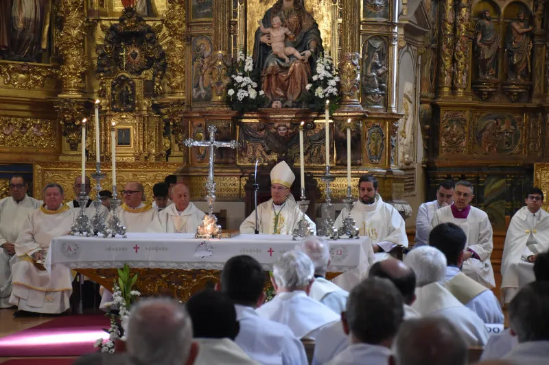 La iglesia de San Andrés reúne al presbiterio zamorano en torno a la Misa Crismal