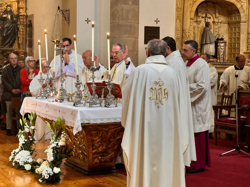 La iglesia de San Andrés reúne al presbiterio zamorano en torno a la Misa Crismal