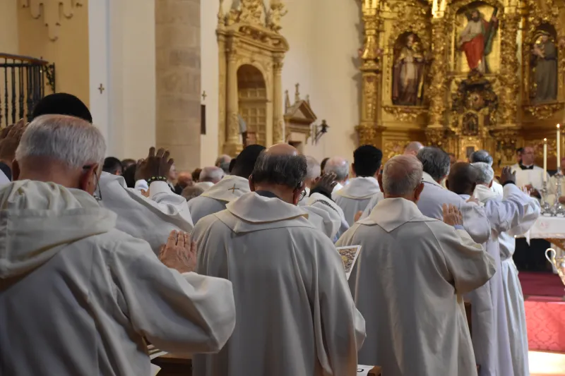 La iglesia de San Andrés reúne al presbiterio zamorano en torno a la Misa Crismal