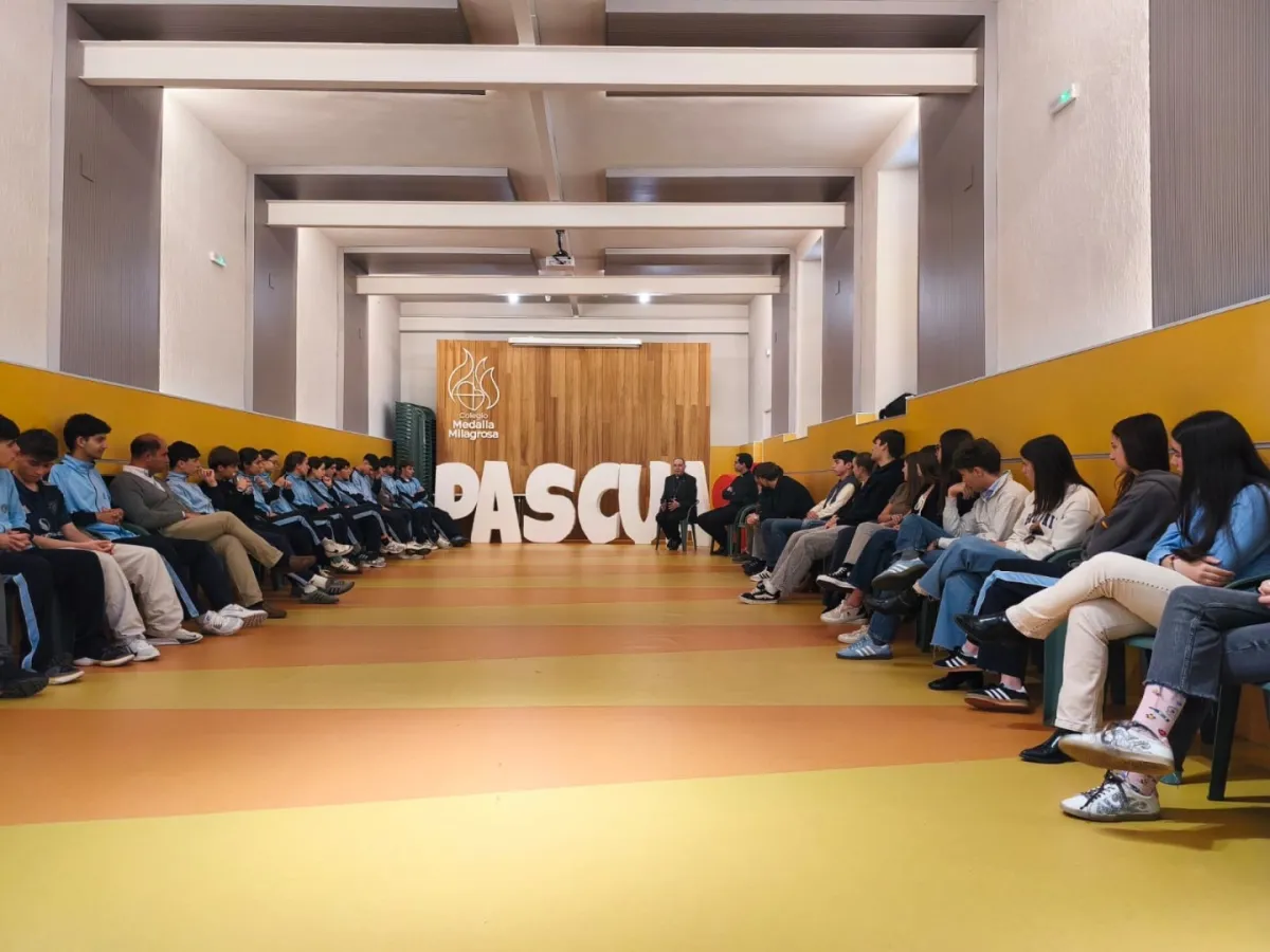 El obispo, Fernando Valera, visita el Colegio Medalla Milagrosa en la fiesta de Santa Luisa