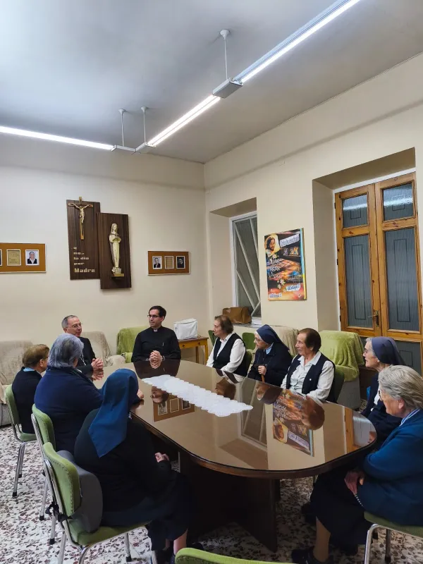 El obispo, Fernando Valera, visita el Colegio Medalla Milagrosa en la fiesta de Santa Luisa