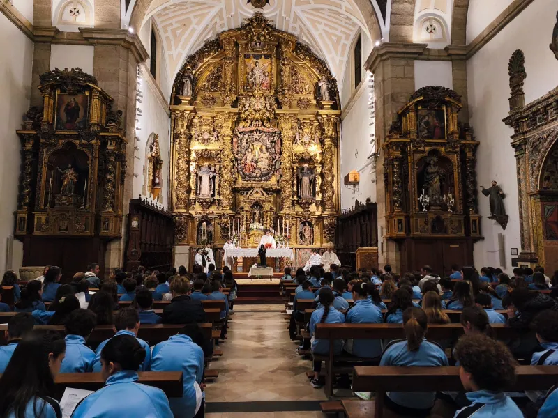 El obispo, Fernando Valera, visita el Colegio Medalla Milagrosa en la fiesta de Santa Luisa